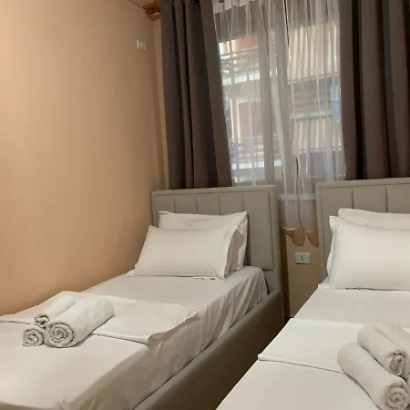 Roar דירה גולם